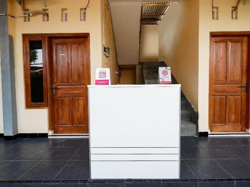 Super Oyo Capital O 2258 Santana Syariah Guest House Kartosuro Exteriör bild
