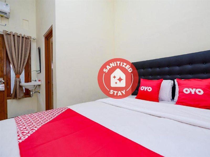 Super Oyo Capital O 2258 Santana Syariah Guest House Kartosuro Exteriör bild