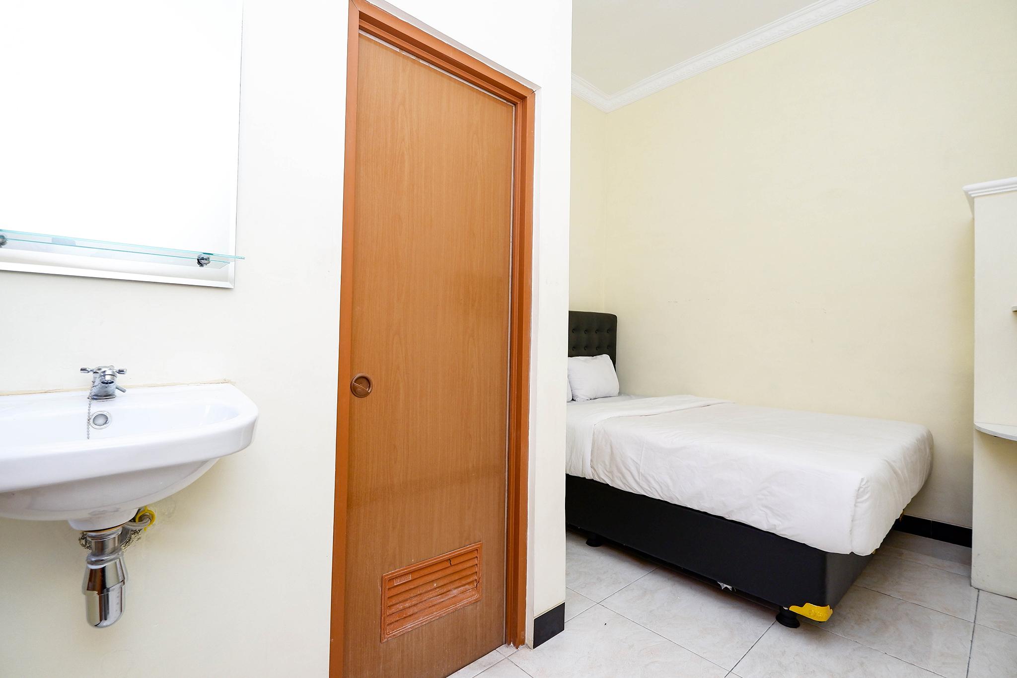 Super Oyo Capital O 2258 Santana Syariah Guest House Kartosuro Exteriör bild