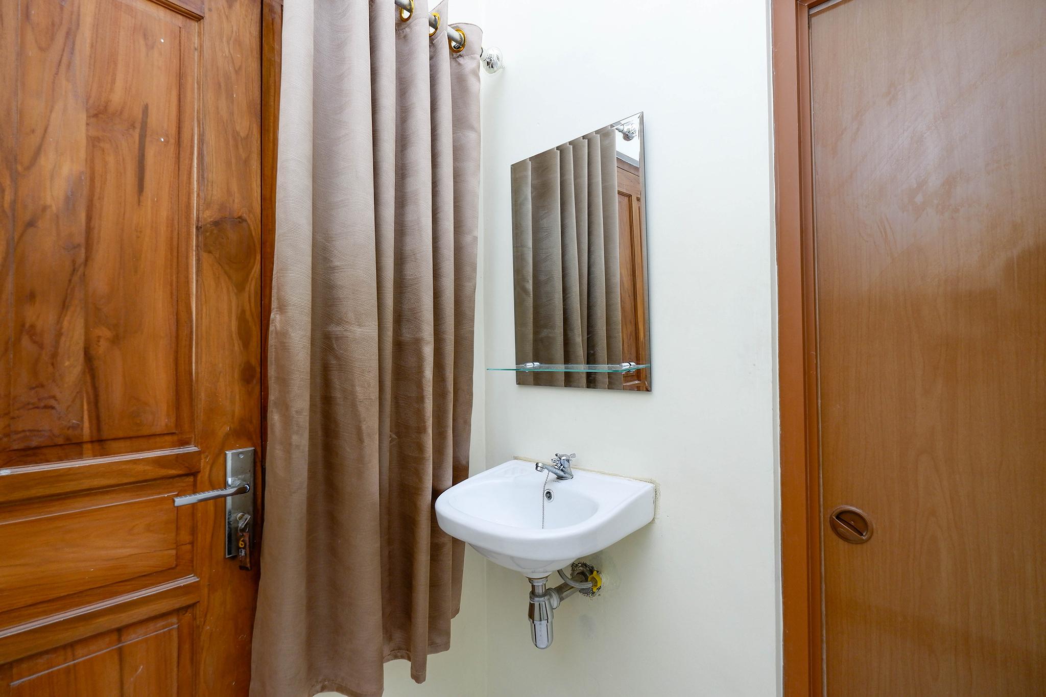 Super Oyo Capital O 2258 Santana Syariah Guest House Kartosuro Exteriör bild