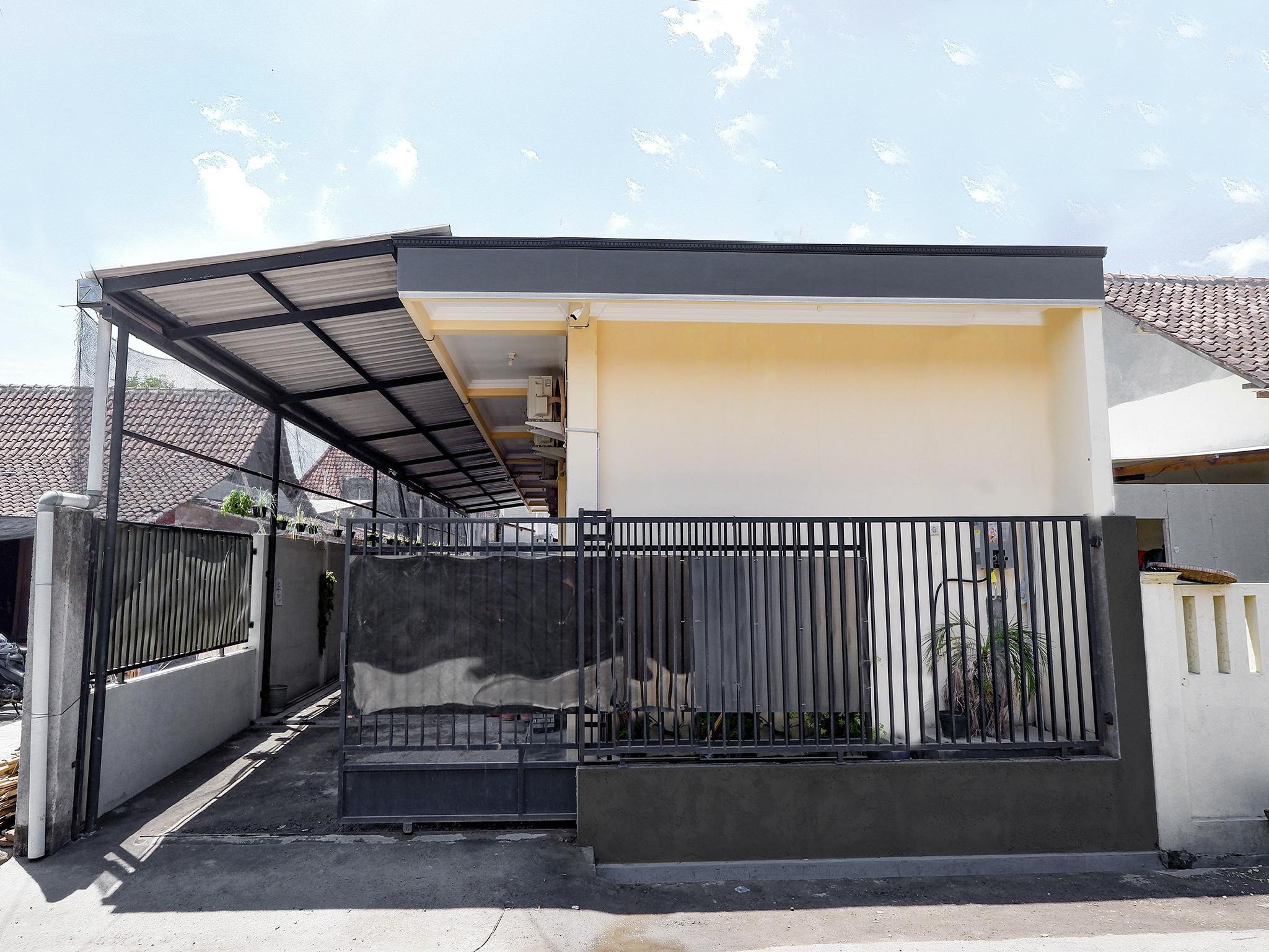 Super Oyo Capital O 2258 Santana Syariah Guest House Kartosuro Exteriör bild