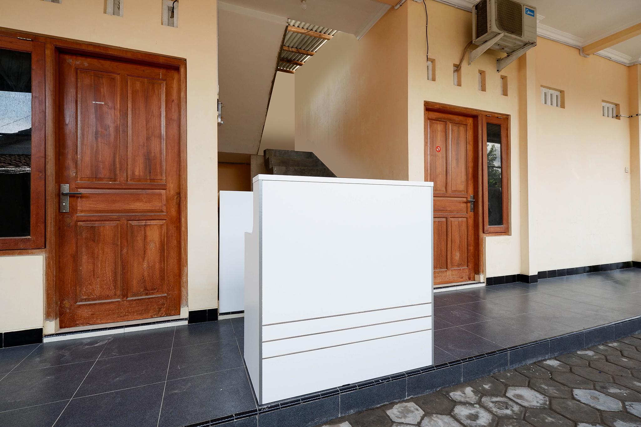 Super Oyo Capital O 2258 Santana Syariah Guest House Kartosuro Exteriör bild