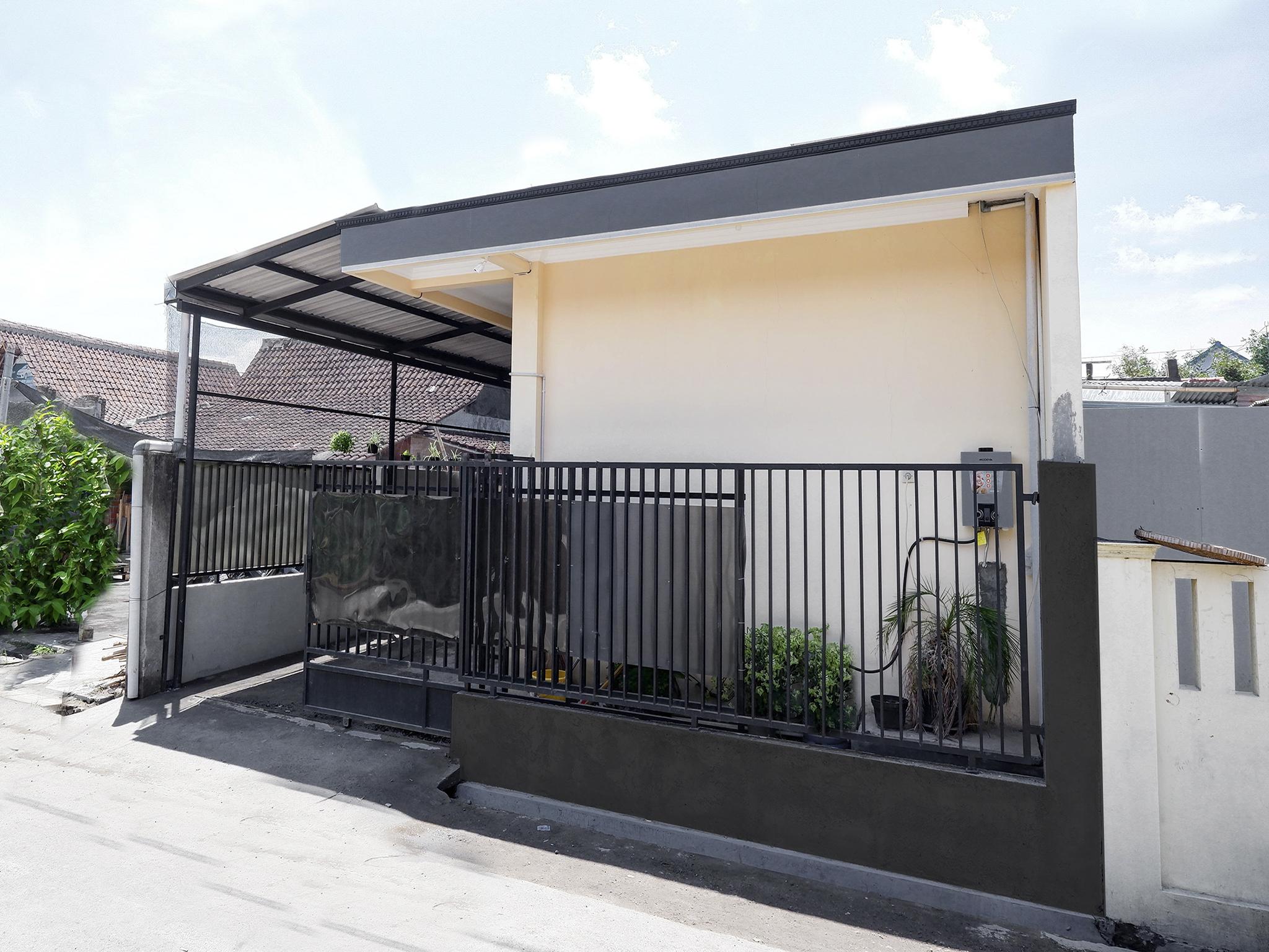 Super Oyo Capital O 2258 Santana Syariah Guest House Kartosuro Exteriör bild