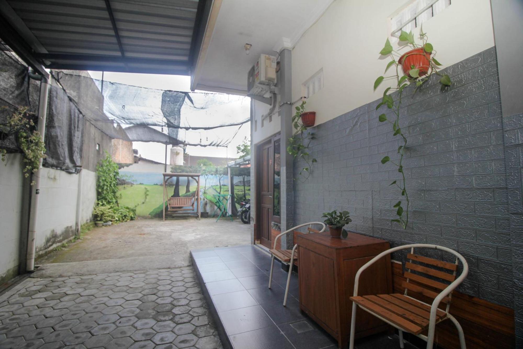Super Oyo Capital O 2258 Santana Syariah Guest House Kartosuro Exteriör bild