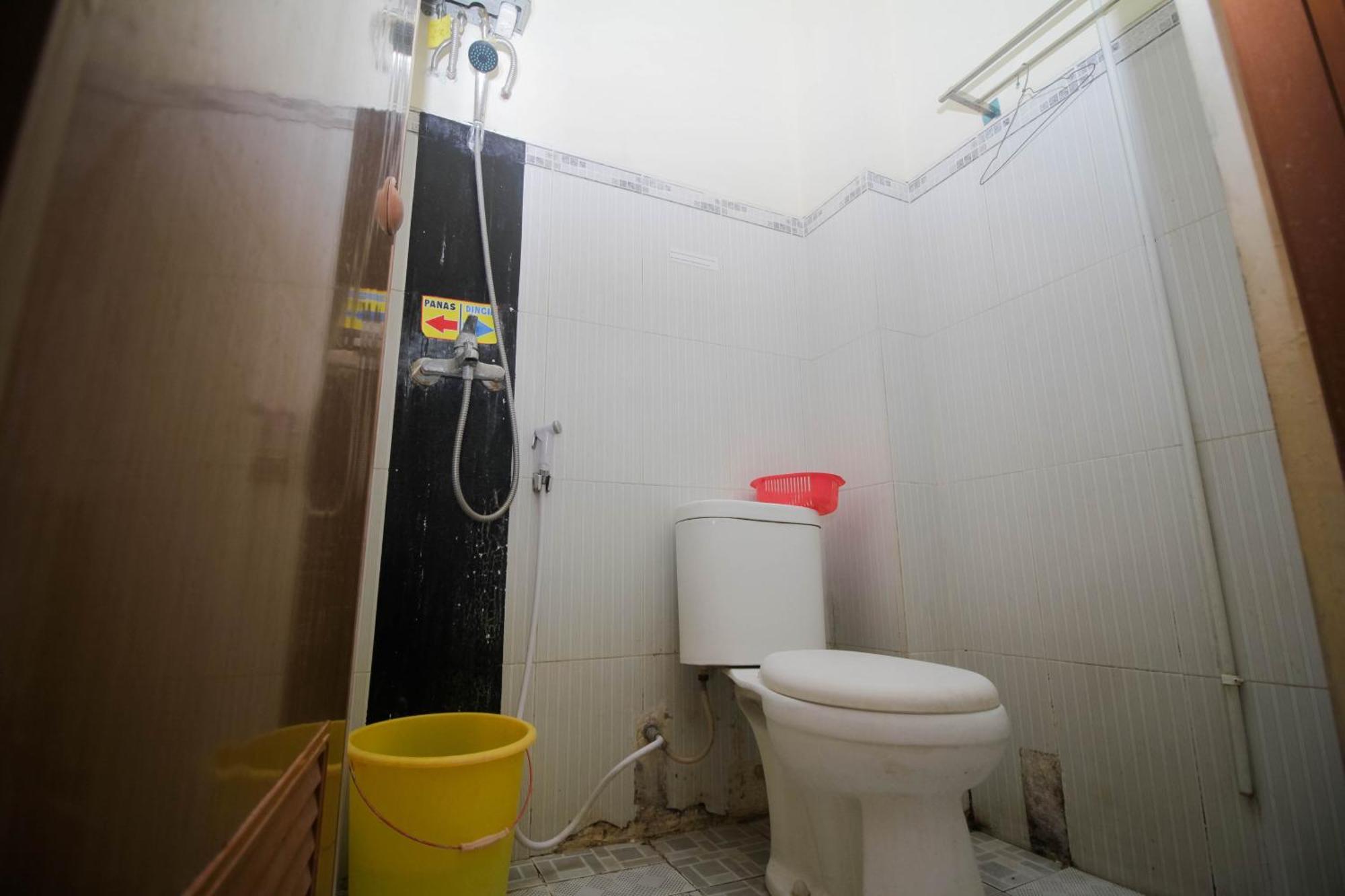 Super Oyo Capital O 2258 Santana Syariah Guest House Kartosuro Exteriör bild