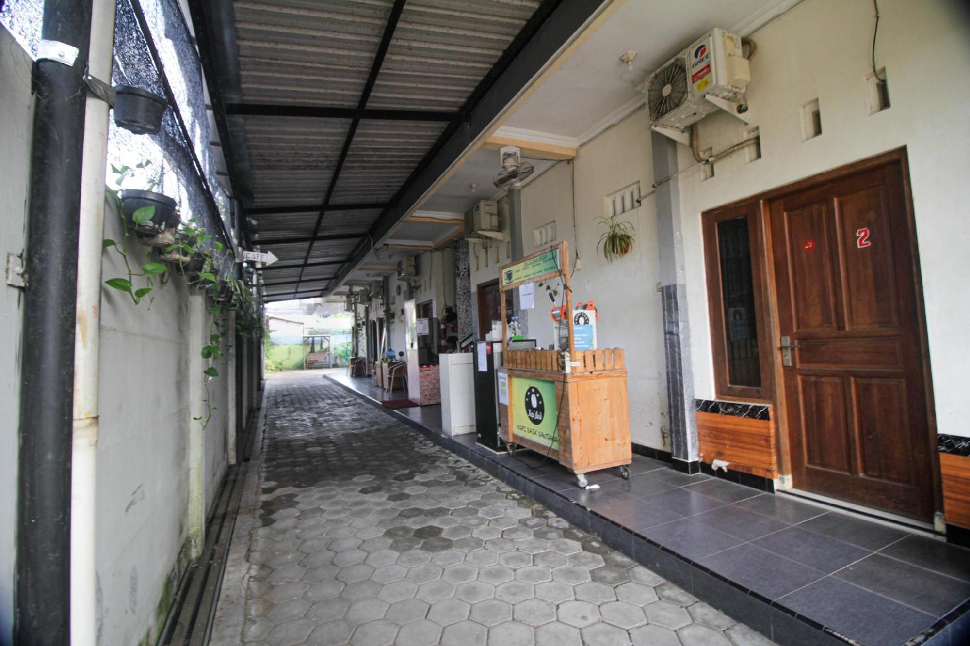 Super Oyo Capital O 2258 Santana Syariah Guest House Kartosuro Exteriör bild