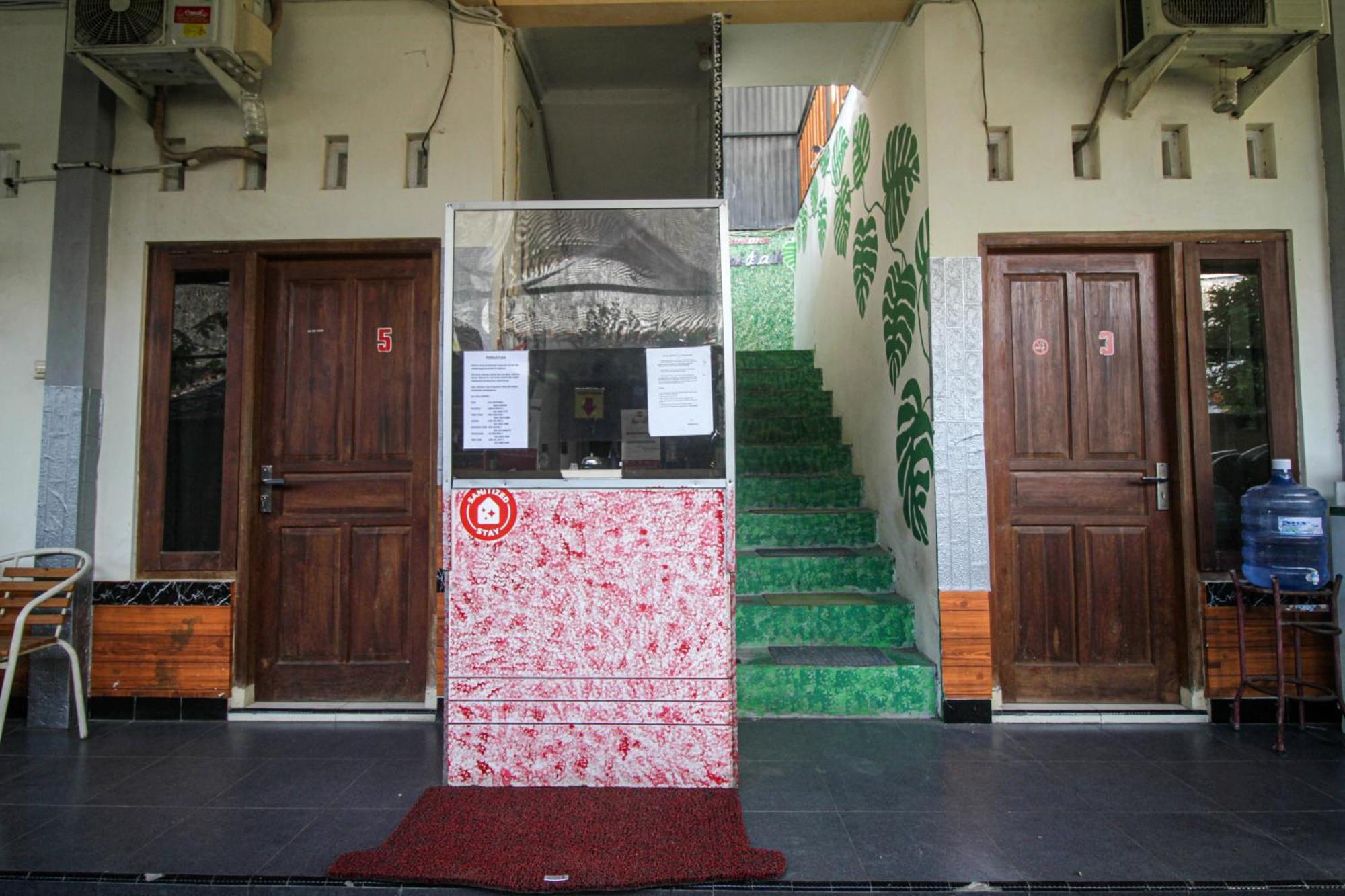Super Oyo Capital O 2258 Santana Syariah Guest House Kartosuro Exteriör bild